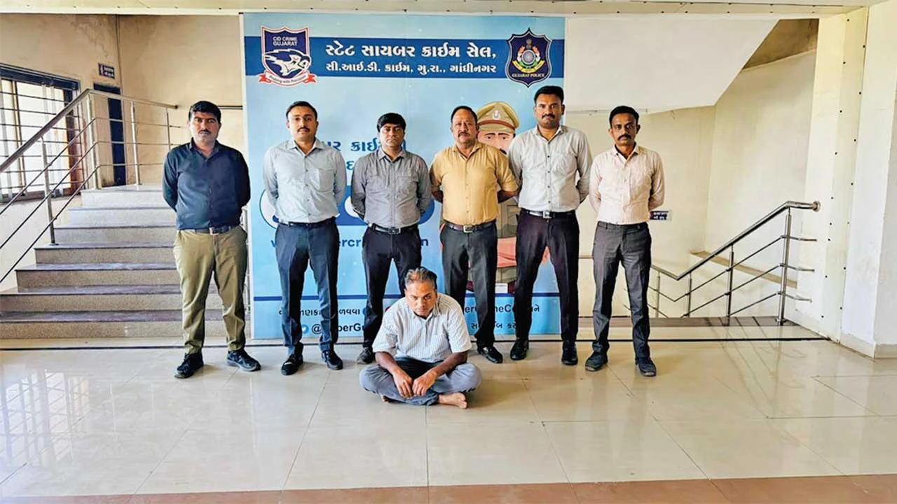 ભાવનગર બેંકની સિસ્ટમ હેક કરીને ₹7.34 કરોડનું સાયબર ફ્રોડ, જેમાં અમદાવાદની મહિલા સહિત ચાર લોકો પકડાયા.