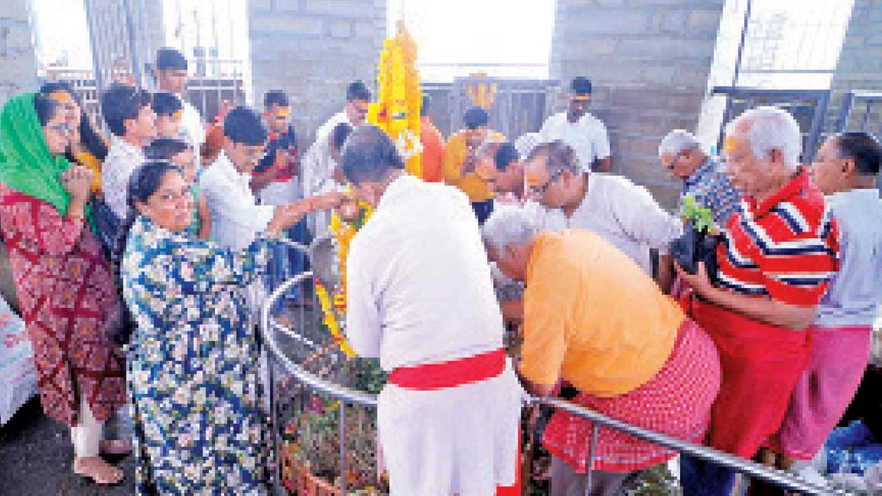 પાદરાના શિવભક્તોએ સ્તંભેશ્વરના દર્શન કર્યા.