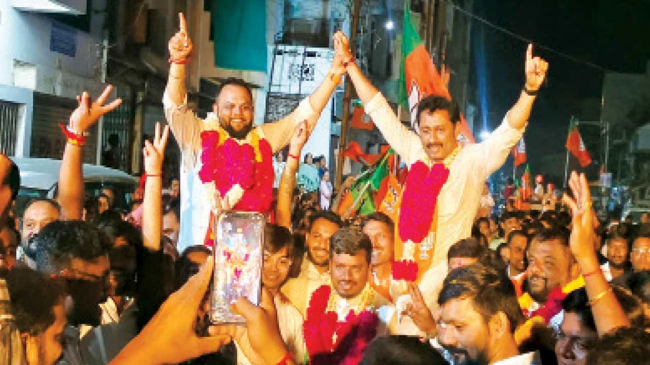 પાદરા પાલિકા વૉર્ડ નં.6માં ભાજપની પેનલ બિનહરીફ થતાં ખાતું ખૂલ્યું.