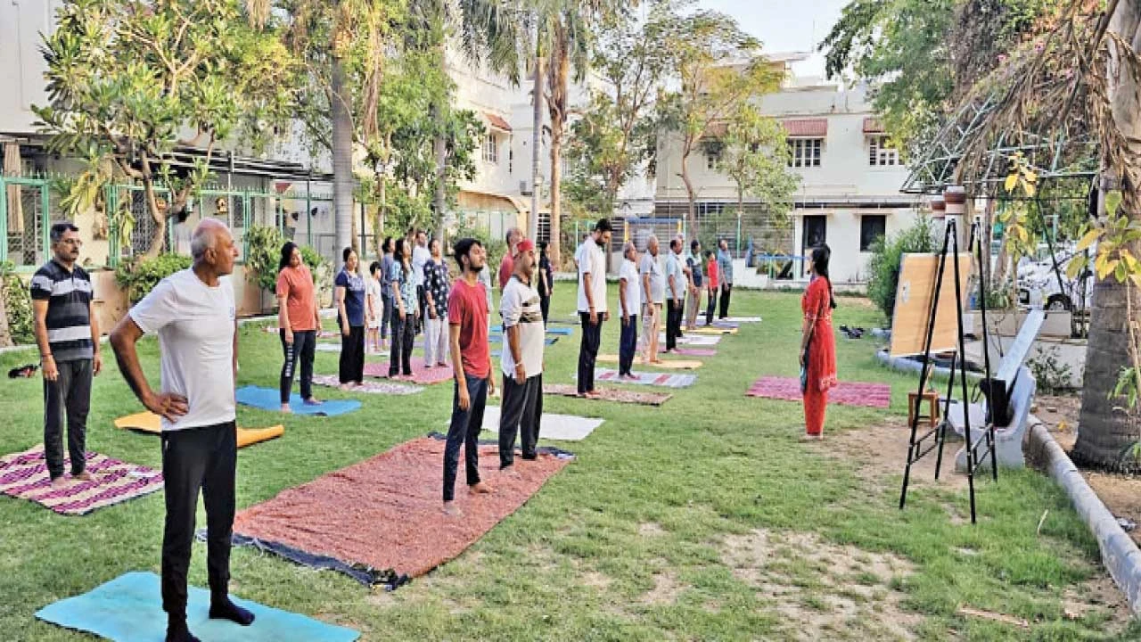 ગાંધીનગર વિવેકાનંદ કેન્દ્ર દ્વારા 10 દિવસીય યોગ સત્રનું આયોજન, જેમાં 30 જેટલા સાધકોએ ભાગ લીધો.