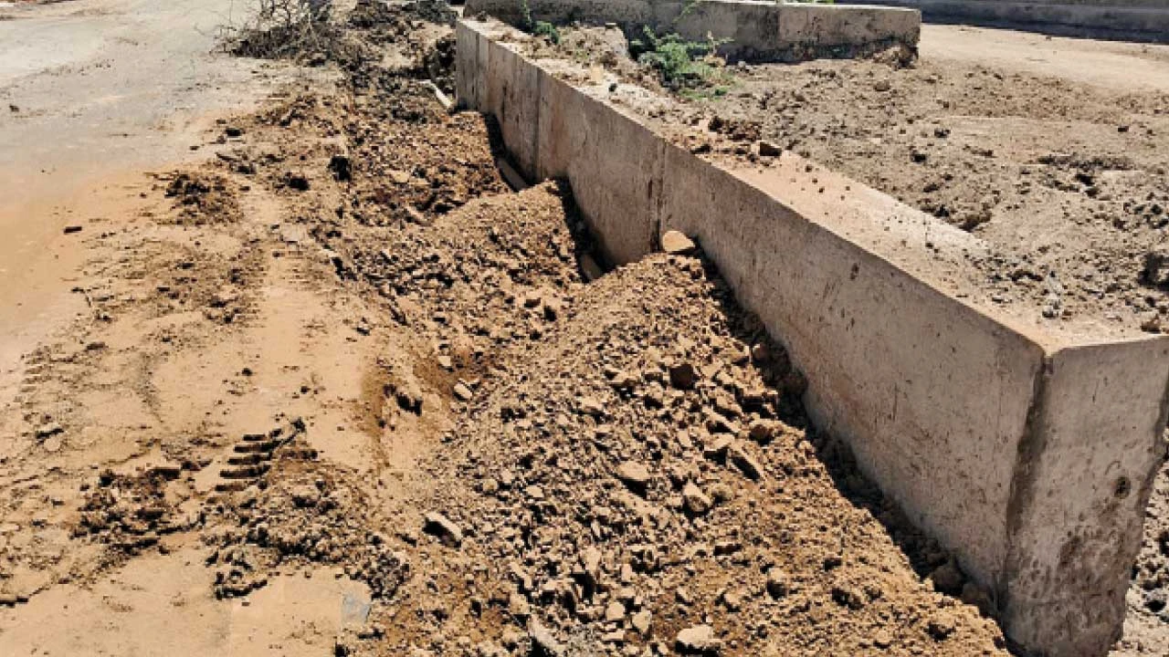 પાટણ સમી તાલુકાના ઉપલીયાસરામાં કોન્ટ્રાકટર દ્વારા ગાબડું પુરવામાં પણ વેઠ ઉતારાઈ, RCC કામમાં પણ તિરાડો.