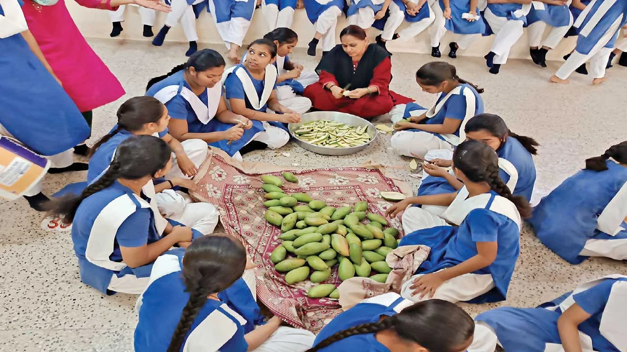 ગાંધીનગરના રાંધેજામાં સીઝનલ ફ્ળનું મહત્વ દર્શાવતો કાર્યક્રમ.