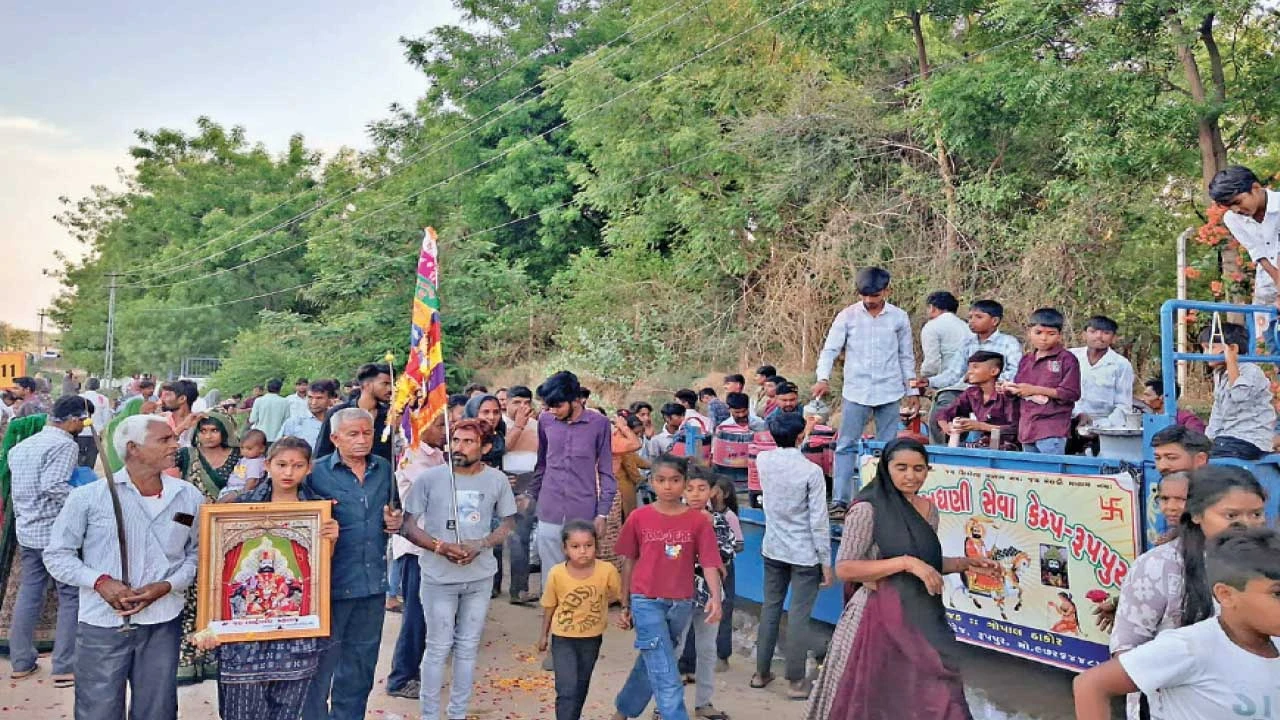 ચાણસ્માના રૂપપુર ગામે રામદેવપીરની શોભાયાત્રા નીકળી.