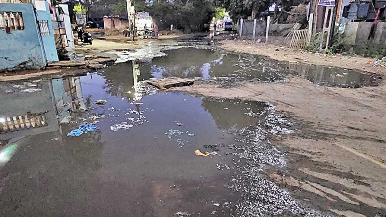 Palanpur: જનતાનગરમાં કોંગ્રેસના ઉમેદવારોએ વોટ માંગવા આવવું નહિ તેવા બેનર લગાવાયા