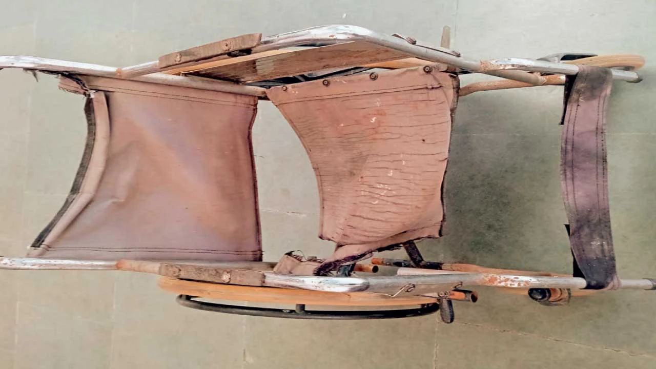 મહેસાણાના મોઢેરા ચોકડી બસ સ્ટોપ પર દિવ્યાંગો માટે મહિનાઓની હાલાકી બાદ નવી વ્હીલચેર મૂકાઈ.