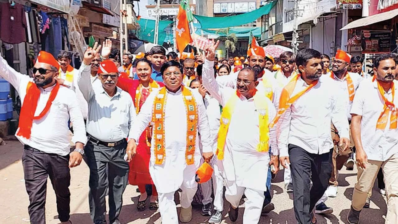 મહેસાણાના બહુચરાજીમાં કોંગ્રેસ અને ભાજપ દ્વારા અલગ રેલીઓ યોજી 'શક્તિ પ્રદર્શન' કરાયું.