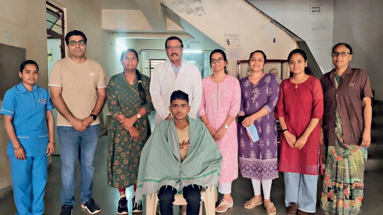 પાલનપુરના બનાસ સિવિલ હોસ્પિટલમાં બે કલાકની જટિલ સર્જરી બાદ યુવકનો જીવ બચાવવામાં આવ્યો.