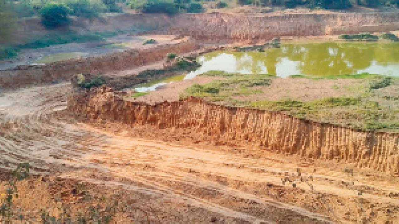 બોડેલીના જબુગામમાં તળાવમાંથી હજારો ટન માટી ખોદકામથી ગ્રામજનોમાં રોષ.