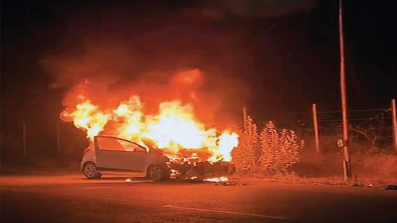 કડી બાયપાસ પર ચાલુ કારમાં ભીષણ આગ, જાનહાનિ ટળી.