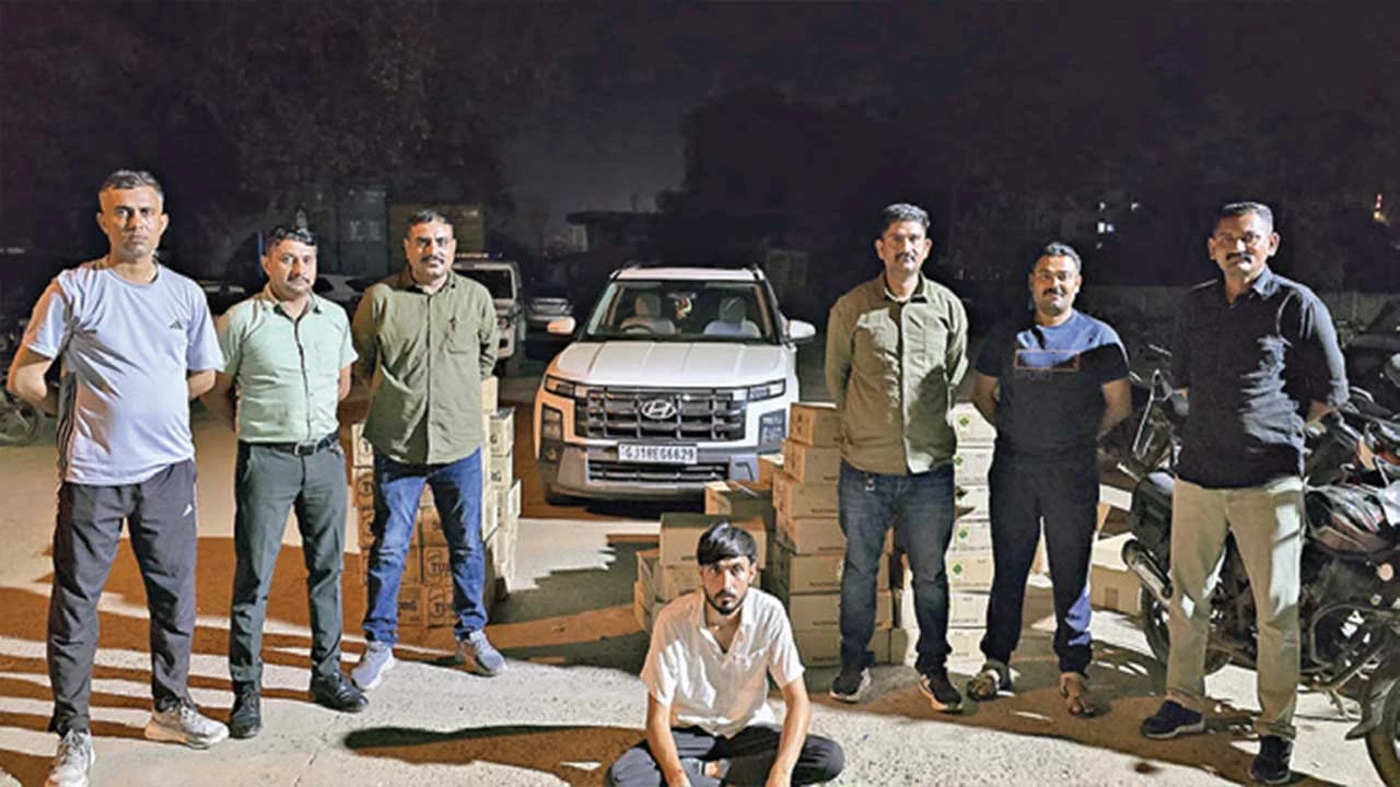 સાણંદ ચોકડી પરથી LCB દ્વારા વિદેશી દારૂનો જથ્થો ઝડપાયો.