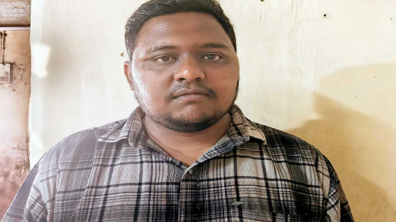 પાટણ SOGએ અડિયા ગામના બોગસ તબીબને પકડ્યો.