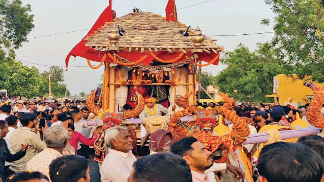 રથ પરથી કાંસાની થાળી પડવાનો ચમત્કાર, ખાવડ ગામનો 800 વર્ષીય ઉત્સવ.