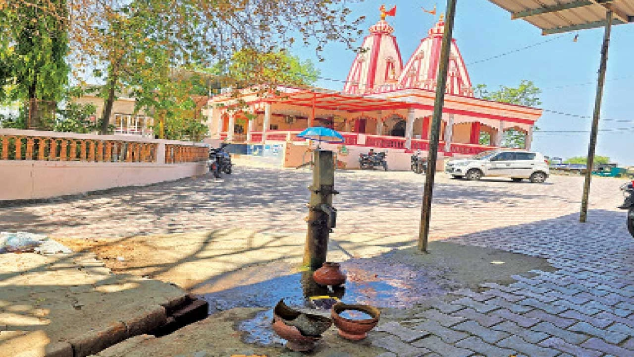 પંચમહાલના શહેરા મરડેશ્વર મહાદેવ મંદિરનો હેન્ડપંપ ખરાબ.