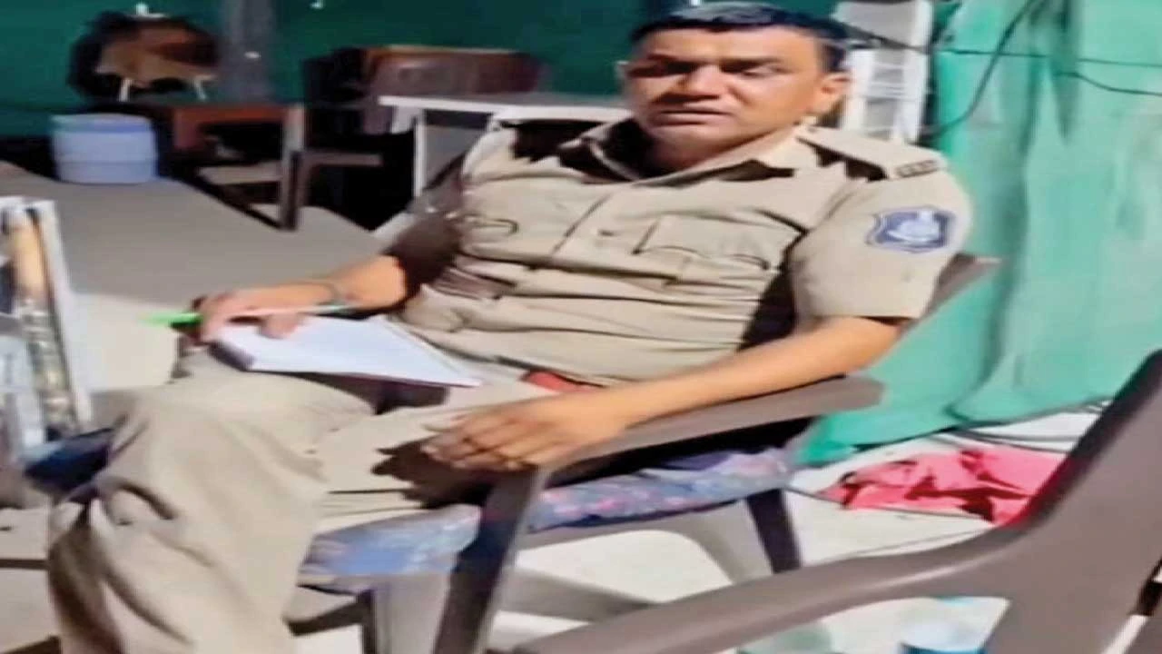 Tharad: પોલીસકર્મીએ યુવક સાથે ગેરવર્તણૂક કરી માર માર્યાનો વીડિયો સો.મીડિયામાં વાઈરલ