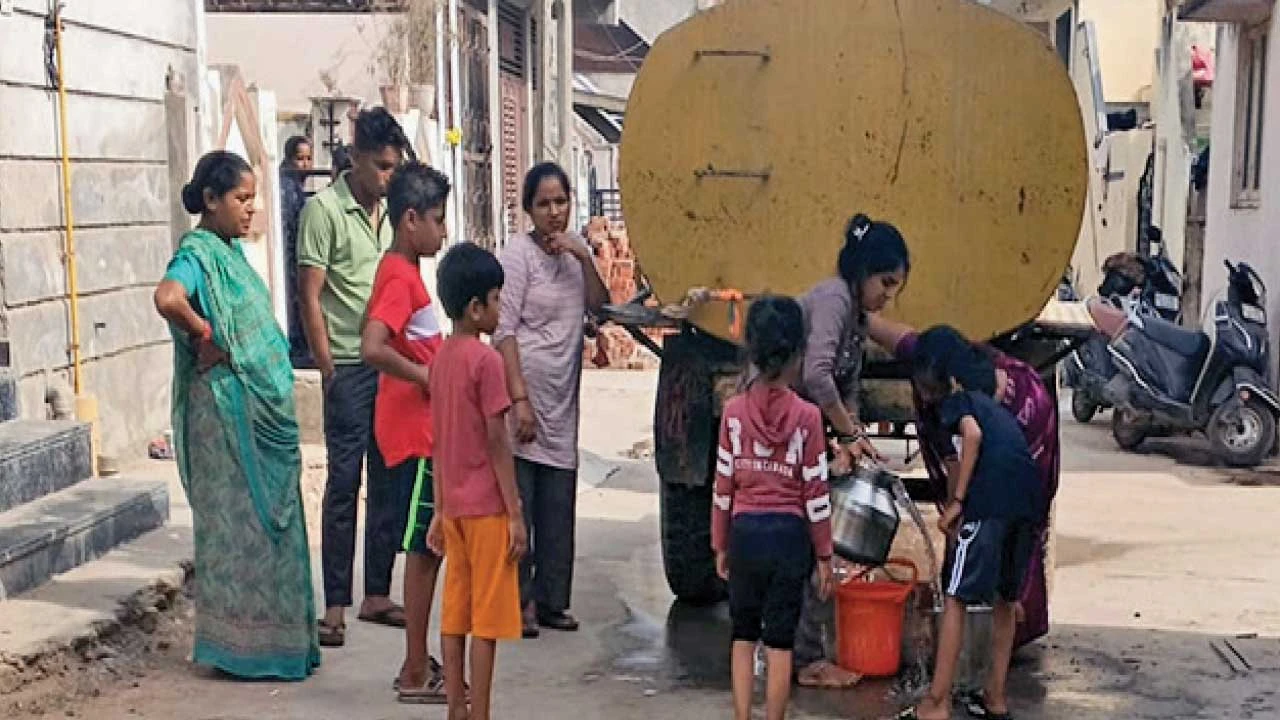પાલનપુર: શિવમપાર્ક સોસાયટીમાં પીવાના પાણીની પારાયણ, ગંદુ પાણી પણ ભર્યું.