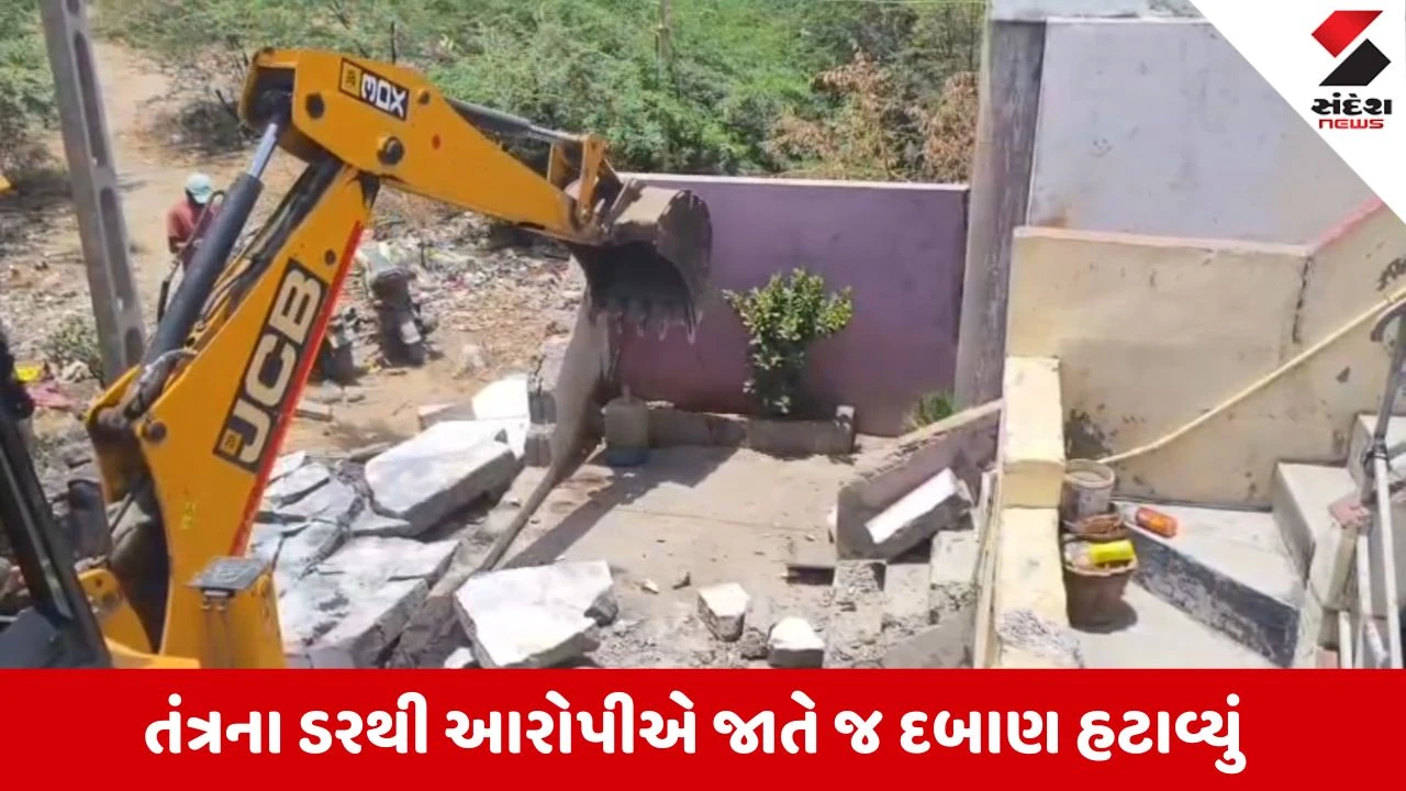 Kutch News: તંત્રના ડરથી આરોપીએ જાતે ચલાવ્યું બુલડોઝર, કિડાણાના રીઢા ગુનેગાર શબ્બિર કાનગડાએ જાહેર રોડ પર કરેલું ગેરકાયદે દબાણ તોડી પાડ્યું