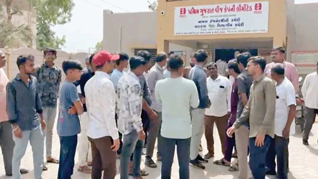 Halvad: હળવદમાં દોઢ માસથી વીજ વિભાગના ધાંધીયાથી પરેશાન ખેડૂતોનો ચરાડવા PGVCLની કચેરીમાં હલ્લાબોલ