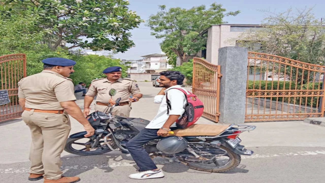 Patan: ચાણસ્મા મામલતદાર કચેરીમાં હેલ્મેટ વગરના બાઈક ચાલકો દંડાયા