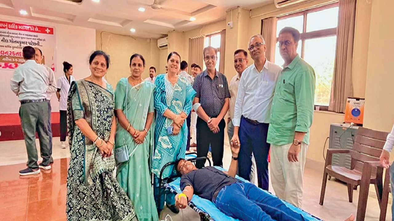હિંમતનગર રેડક્રોસ સોસાયટીમાં રક્તદાન શિબિર યોજાઈ.