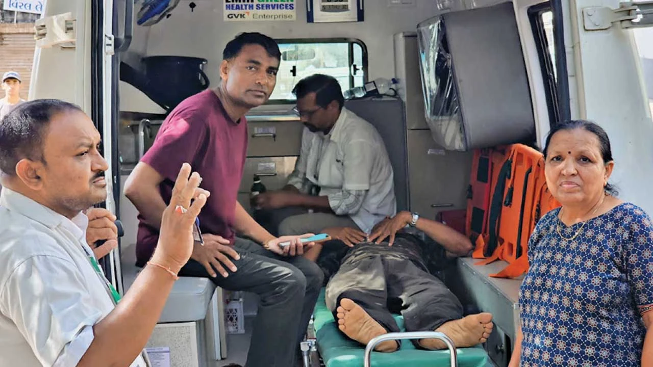 Palanpur: મુંબઈથી પોતાના વતન આવેલા આધેડને ગાયે 15 મિનિટ સુધી લાતો અને શીંગડા મારી ઈજાગ્રસ્ત કર્યા 