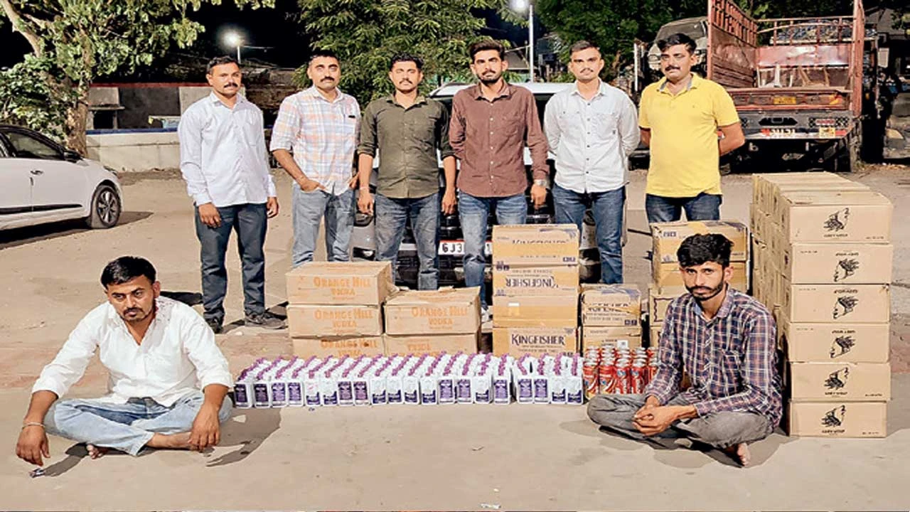 ધંધૂકામાં પોલીસ દ્વારા વિદેશી દારૂ ભરેલી કાર ઝડપી, 2 ઝડપાયા.