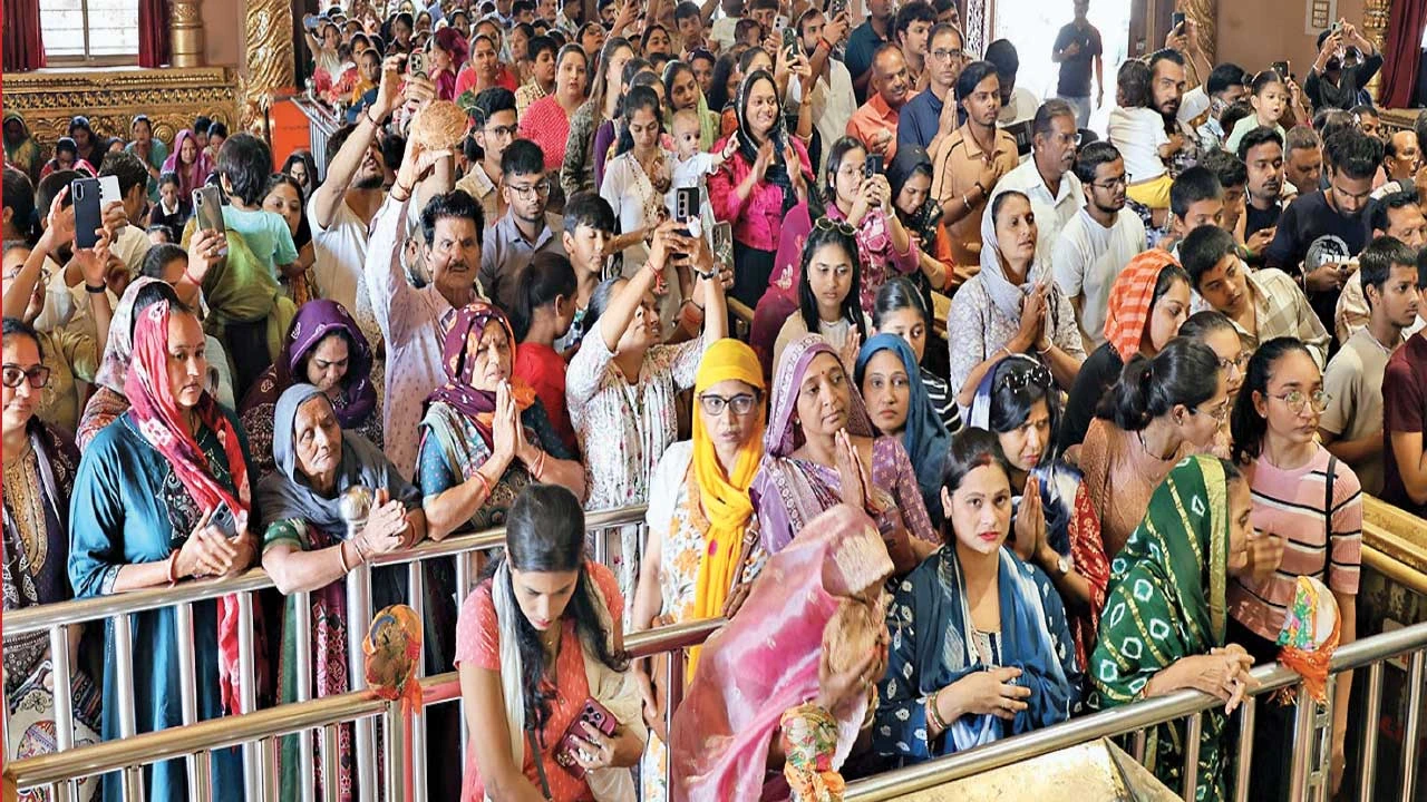 સાળંગપુર: શ્રીકષ્ટભંજનદેવને ફૂલોનો શણગાર, સુખડીનો અન્નકૂટ ધરાવાયો.