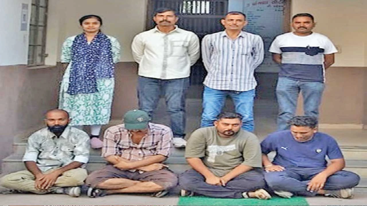 Dhrangadhra: ધ્રાંગધ્રા શહેર-ગ્રામ્યમાં જુગારના દરોડા : મુદ્દામાલ સાથે 7 ઝડપાયા