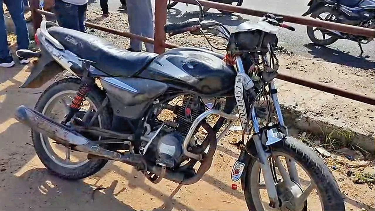 પ્રાંતિજ તાજપુર હાઈસ્કૂલ પાસે બાઈક અકસ્માત, 2 ઇજાગ્રસ્ત.
