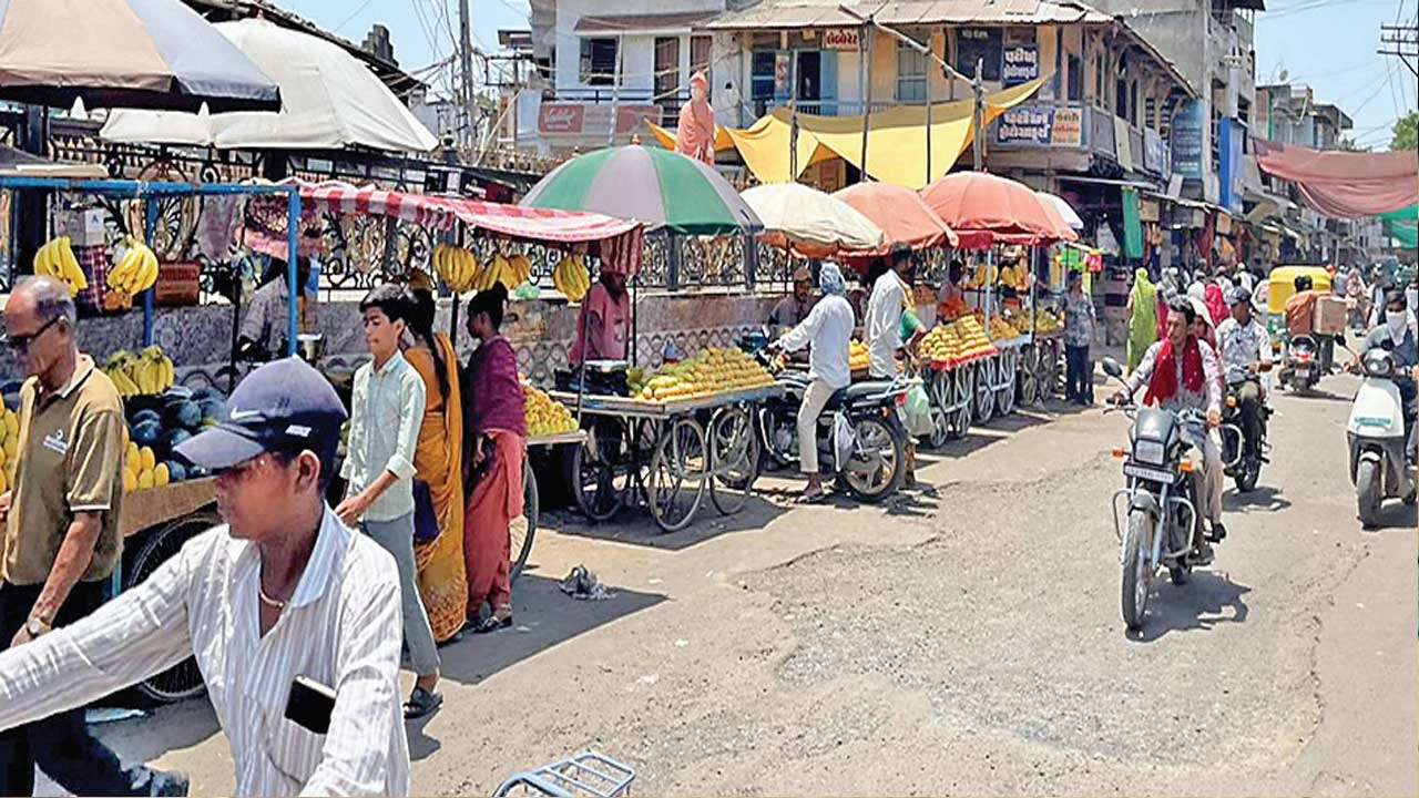 વિરમગામમાં ગોલવાડી દરવાજા: ટ્રાફિક સમસ્યા, રેકડીઓ હટાવવા રજૂઆત.