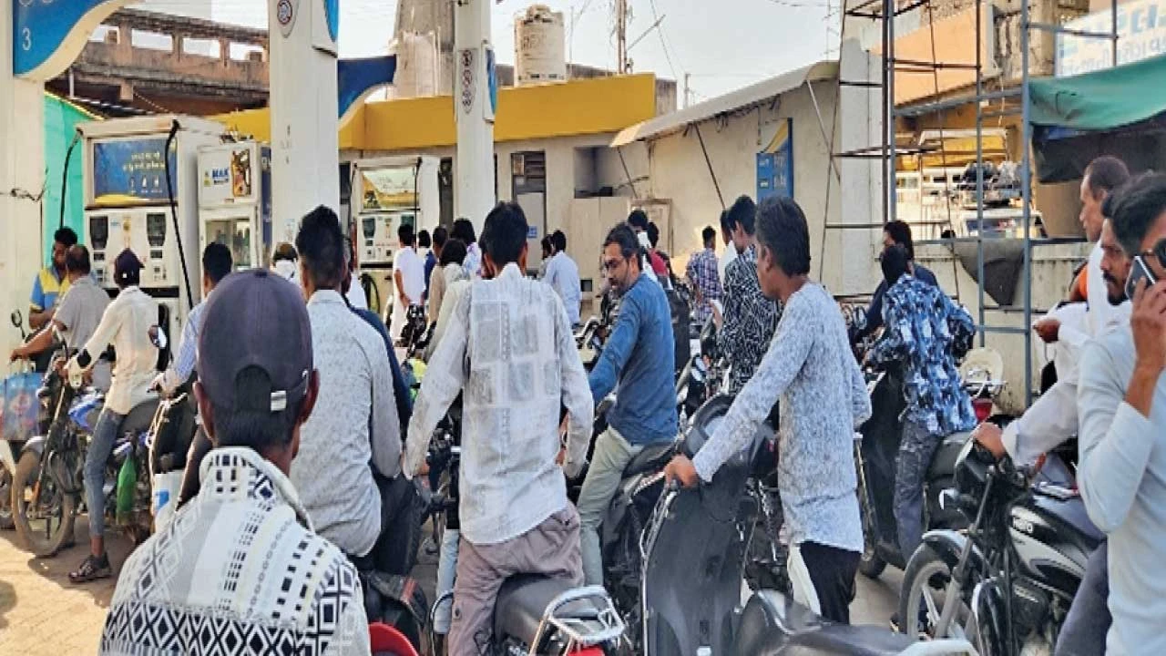 દહેગામમાં Petrol Pump પર લાઇનો, Stock ખૂટ્યાની સ્થિતી.