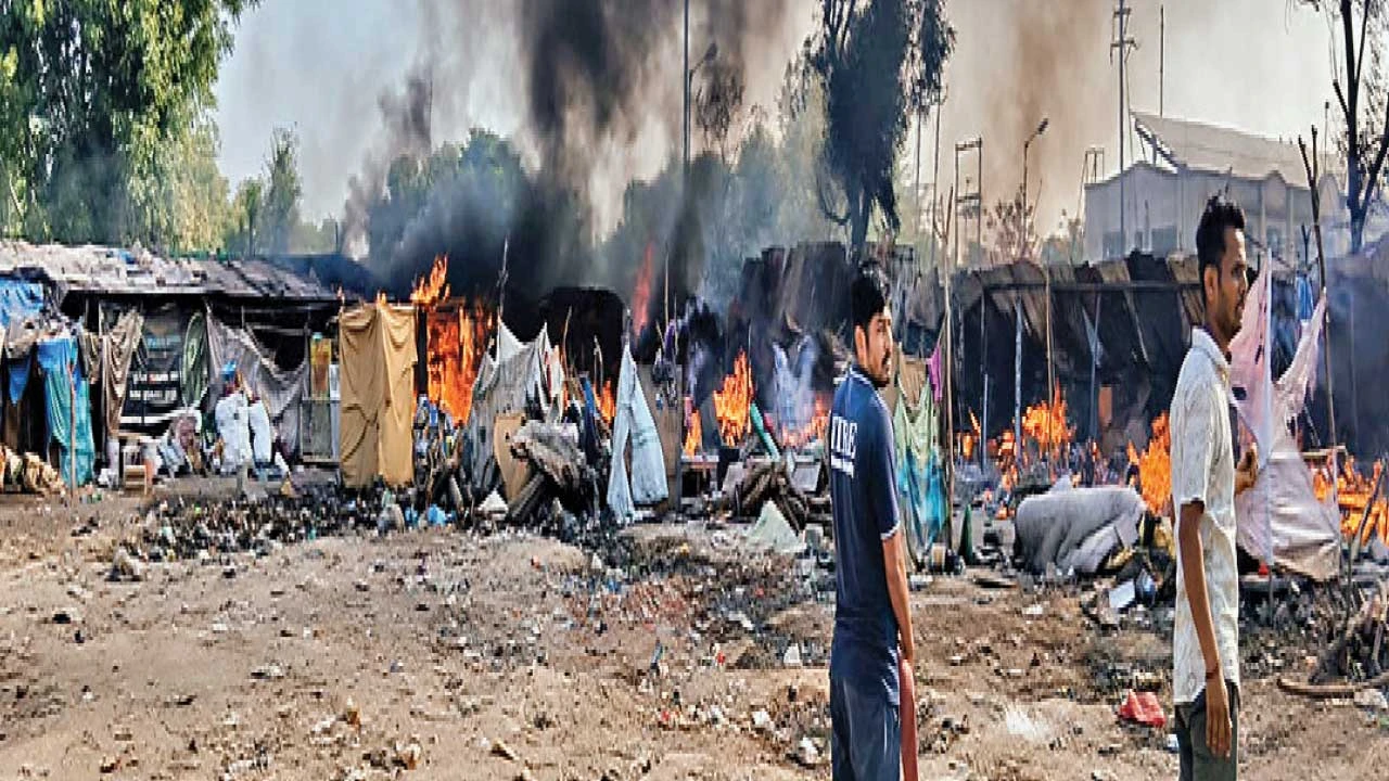 Mehsana: 10થી વધુ ઝૂંપડાં બળીને ખાખ 