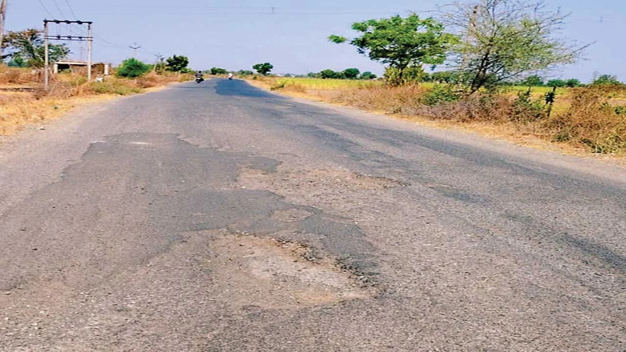 Himatnagar: દરામલી- ભદ્રેસર માર્ગ બન્યો બિસ્માર, વાહનચાલકોના જીવ જોખમમાં મૂકાયા