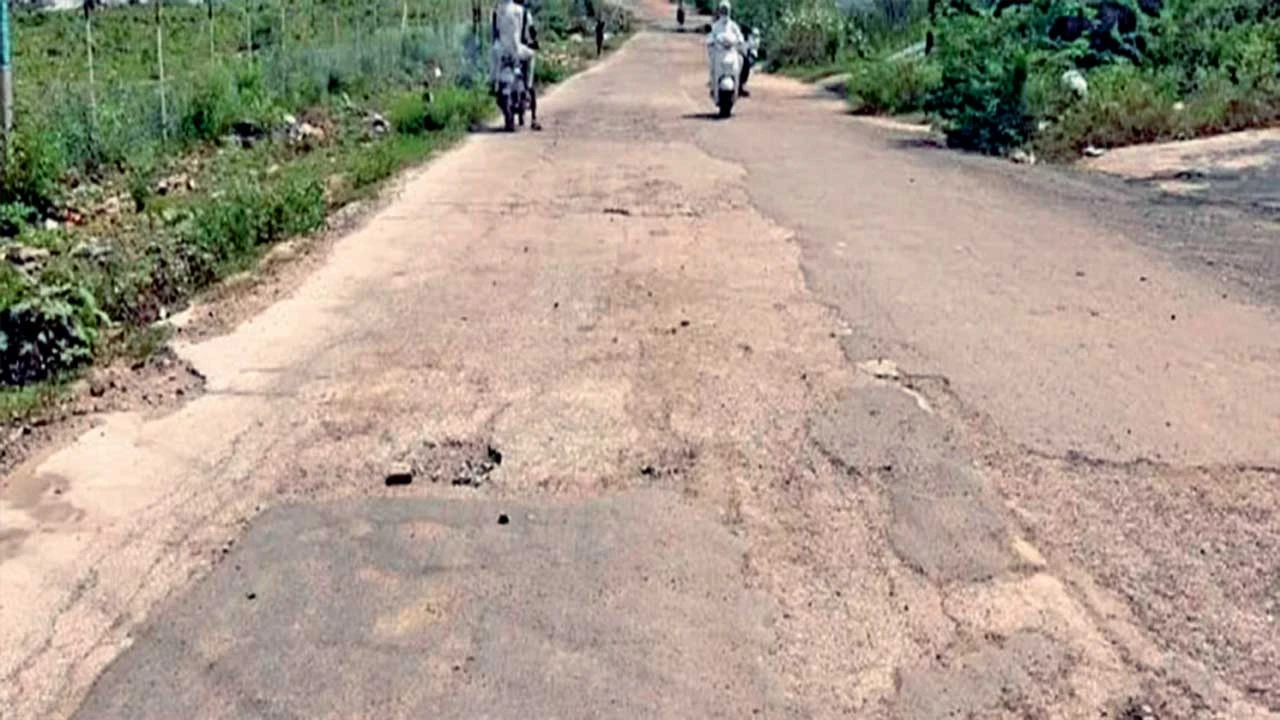 હિંમતનગરના પરબડા-ભોલેશ્વર રોડની દયનીય હાલત, વાહનચાલકો પરેશાન.