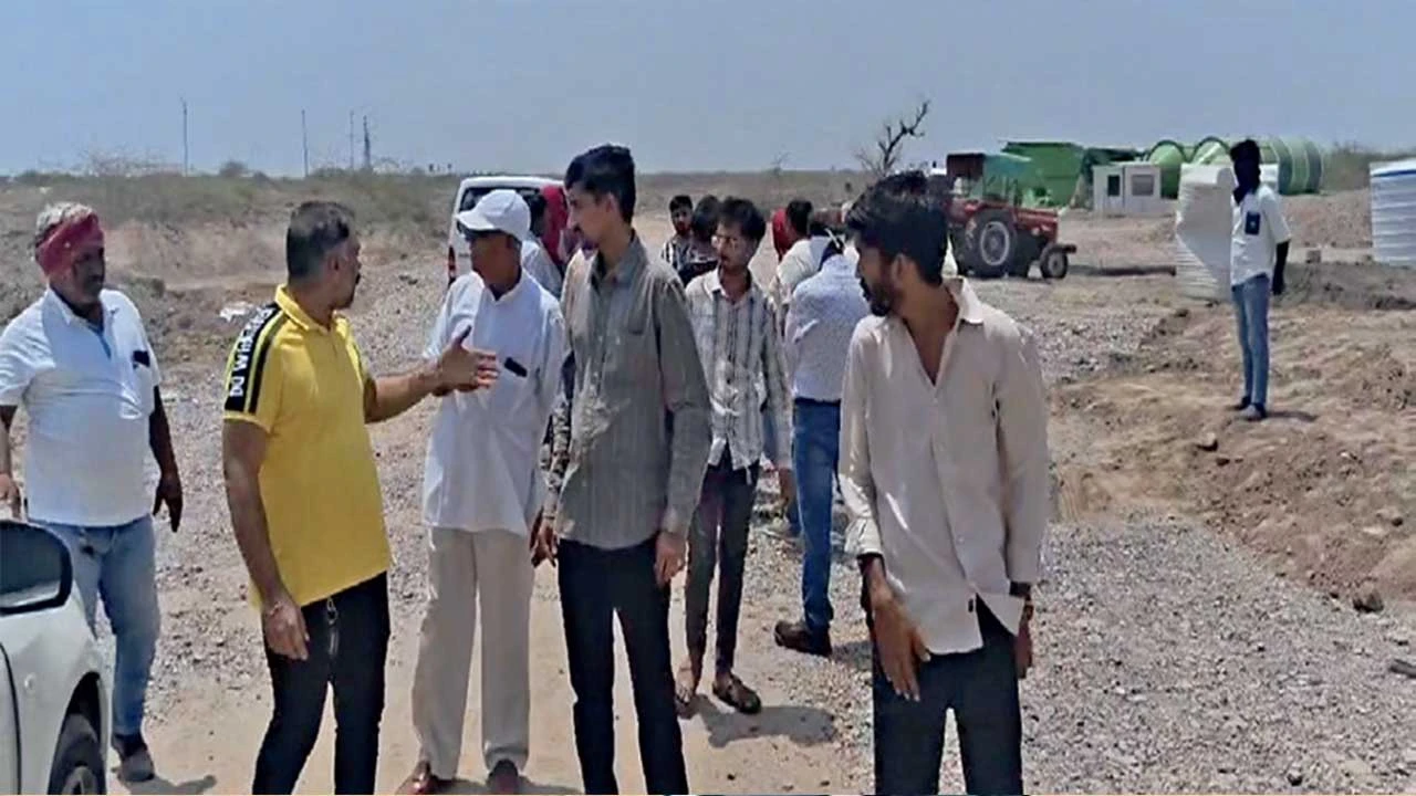 ધોલેરામાં પાણી ભરેલા ખાડામાં ફાઈનલ પ્લોટ: ખેડૂતોનો રોષ.
