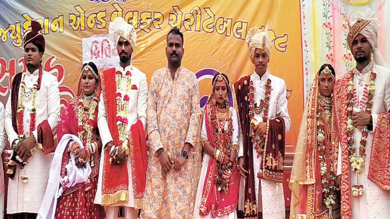 વેડચ ગામે પાંચ અનાથ દીકરીઓનો ભવ્ય સમૂહલગ્નોત્સવ યોજાયો.