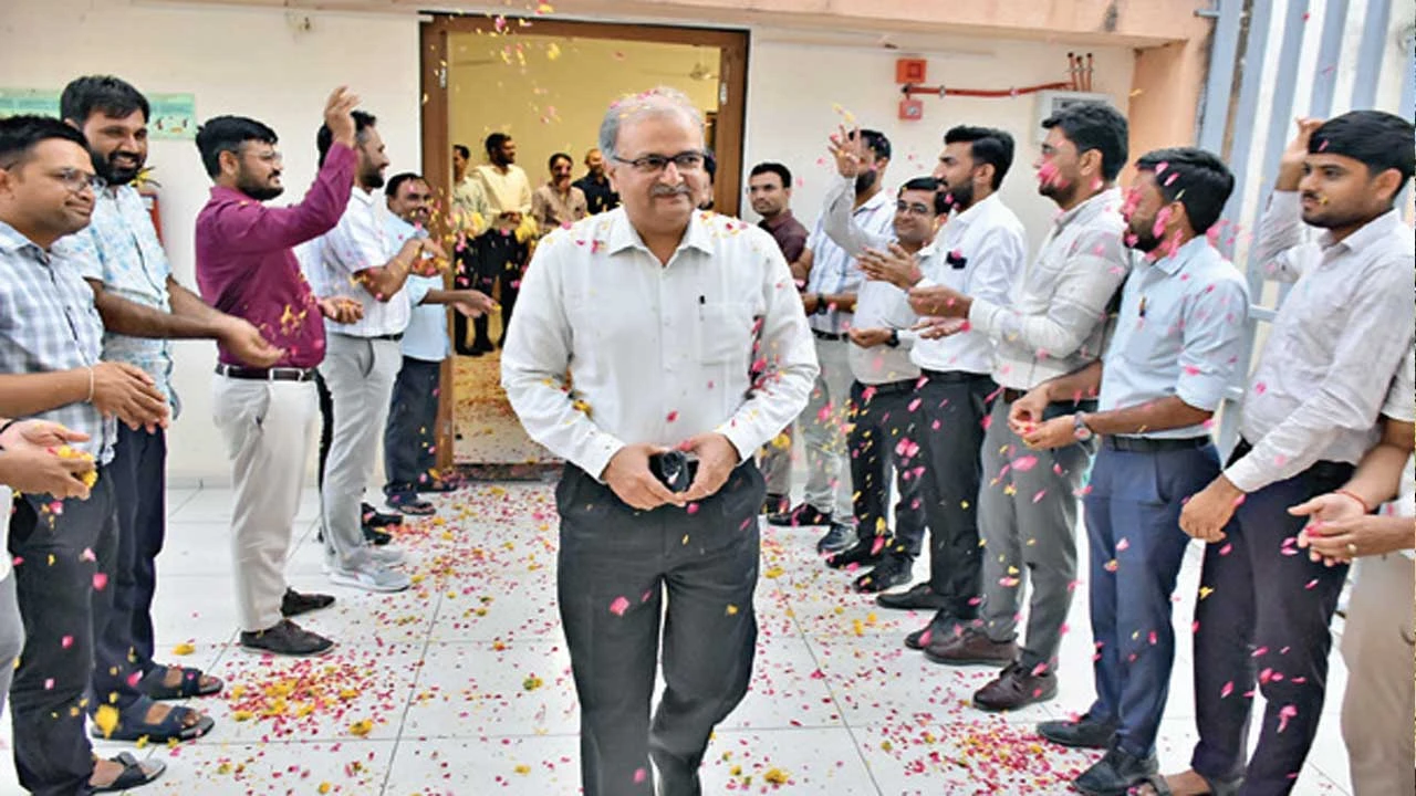 Patan: પાટણ જિલ્લા કલેકટરની બદલી થતાં વિદાય સમારોહ યોજી વિદાય અપાઈ