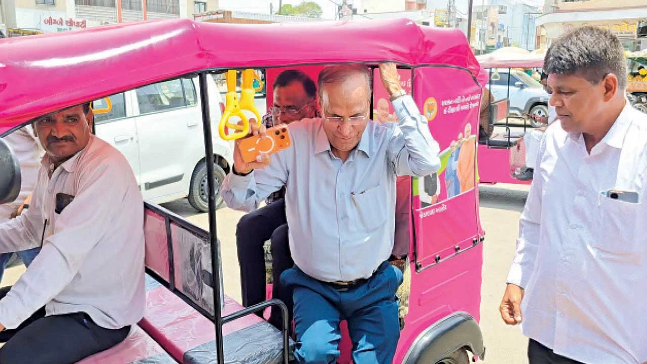 શહેરા ધારાસભ્યએ લક્ઝરી કાર છોડી ઈ-રિક્ષામાં કરી મુસાફરી.