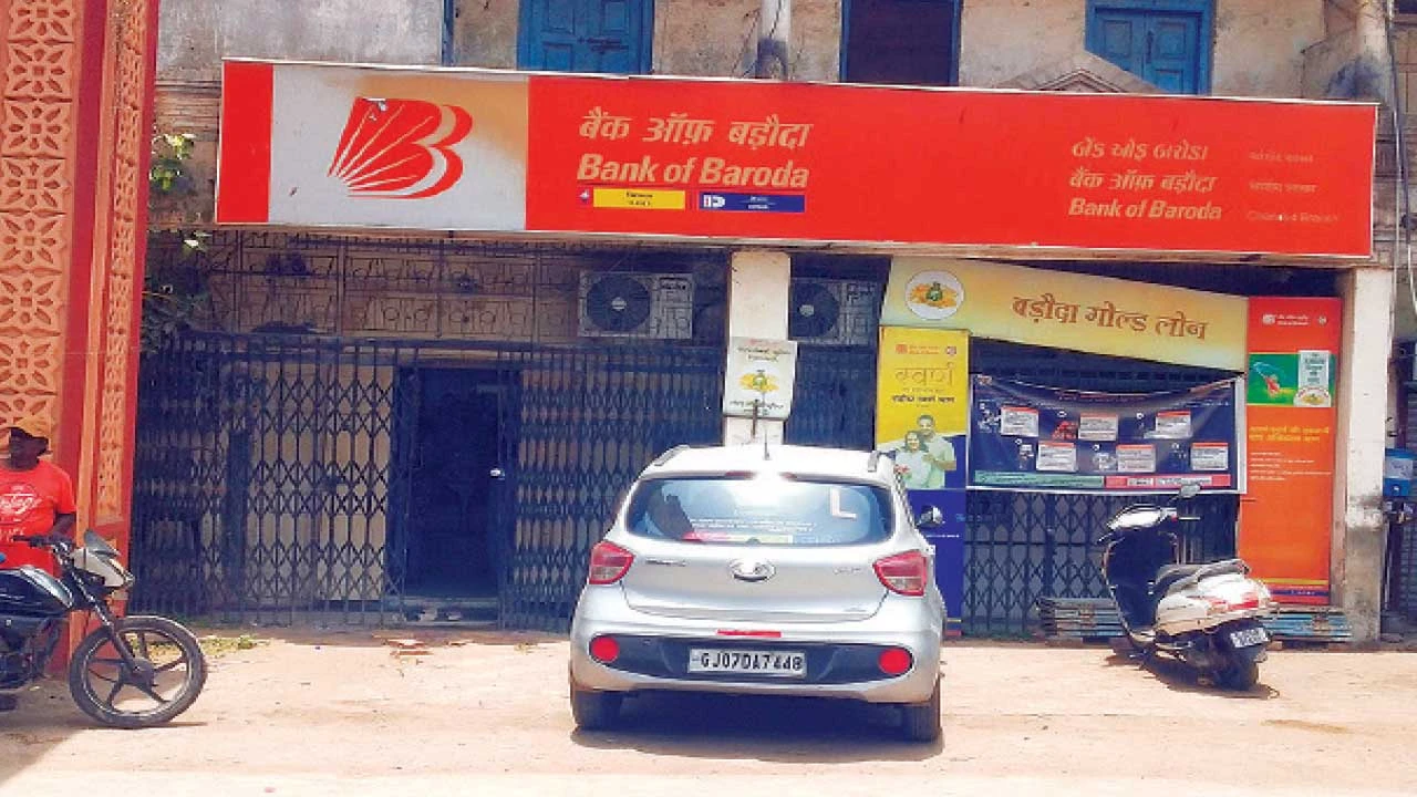 Vadodara: ચાંદોદ ખાતે બૅંક ઑફ બરોડાના કથળેલા વહીવટથી ગ્રાહકોમાં રોષ