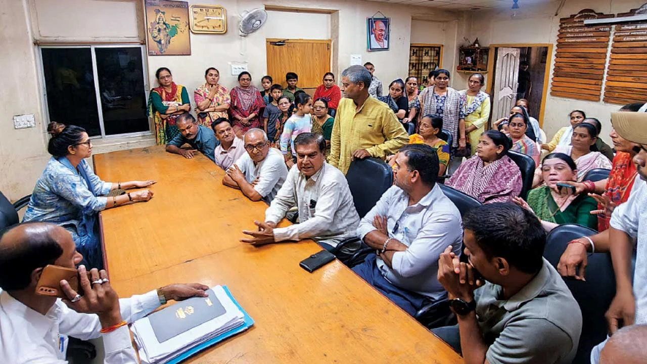 શાંતિનગર કૃષ્ણનગર રોડ નિર્માણમાં 6 મહિનાનો વિલંબ, રહીશોમાં રોષ.