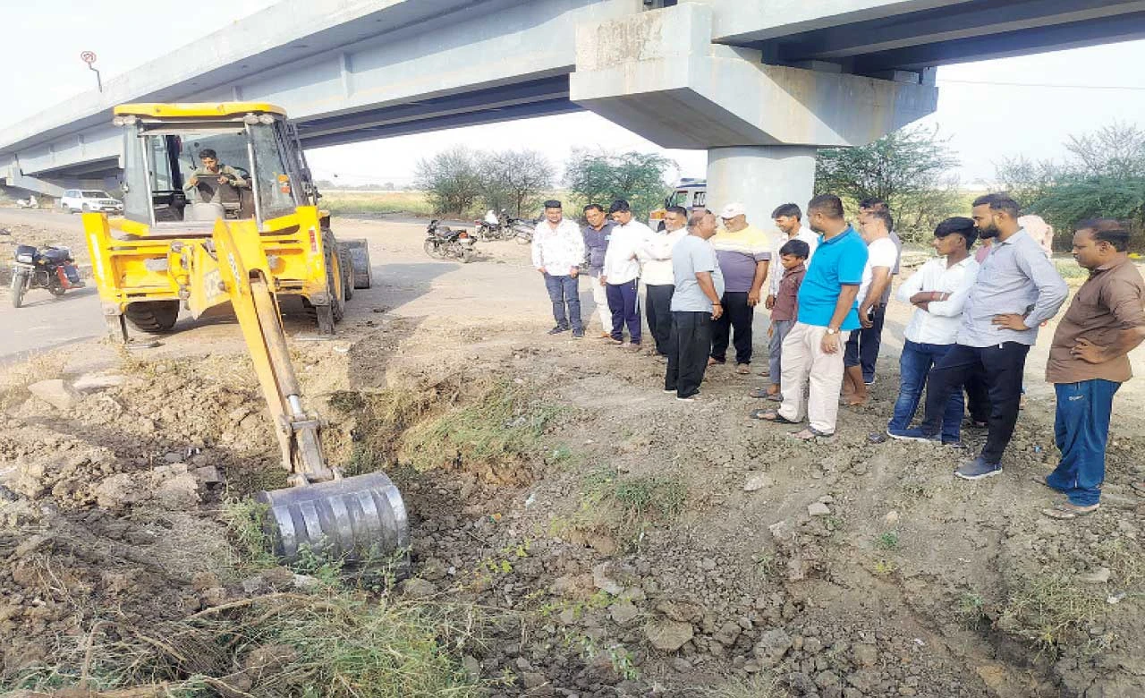 Dabhoi: પાલિકાએ ખોદેલી કાંસને રોષે ભરાયેલા ગ્રામજનોએ પૂરાવી દીધી