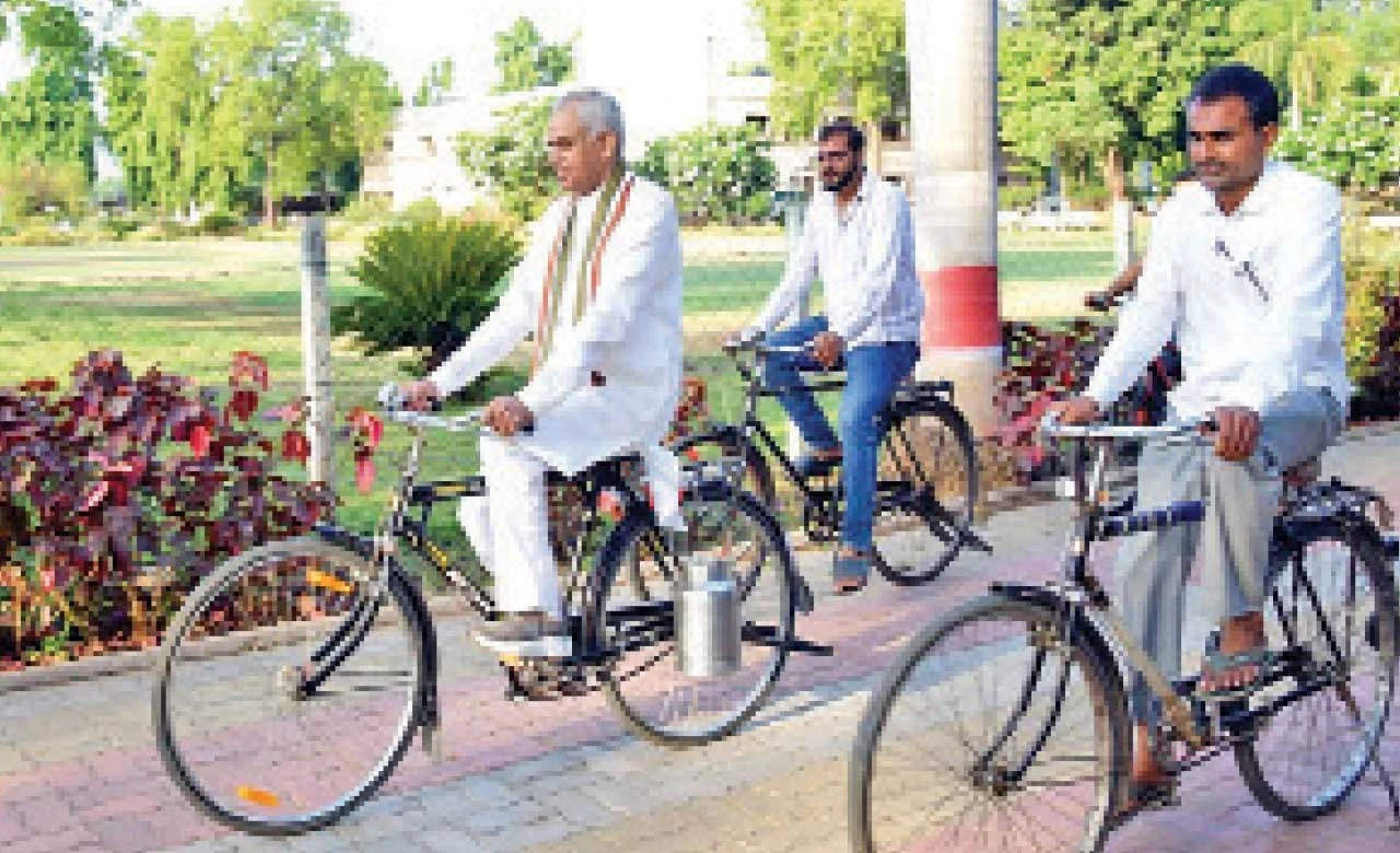 રાજ્યપાલ પંચમહાલમાં: યોગા, પ્રાકૃતિક ખેતી અને સાદગીપૂર્ણ પ્રવાસ.