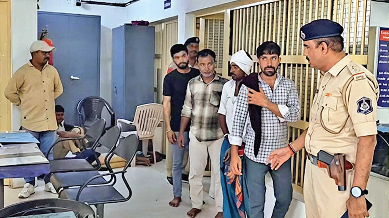 પાટણમાં રખડતાં ઢોર છોડાવવા ગયેલી ટીમ સાથે માથાકુટ, 4 ઝડપાયાં.