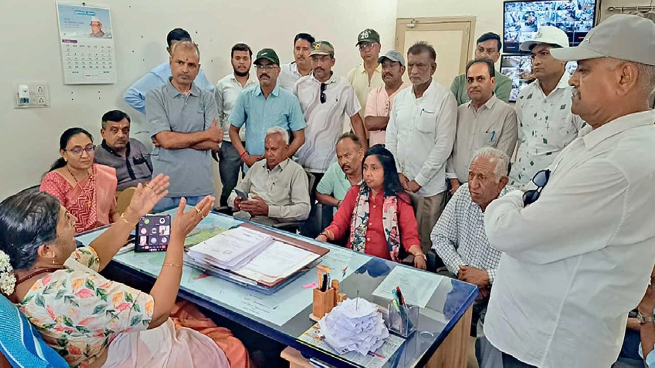 પાટણ પાલિકામાં સોસાયટી પ્રમુખો સાથે COની બેઠક, ગટર અને પાણીના પ્રશ્નોની ચર્ચા.