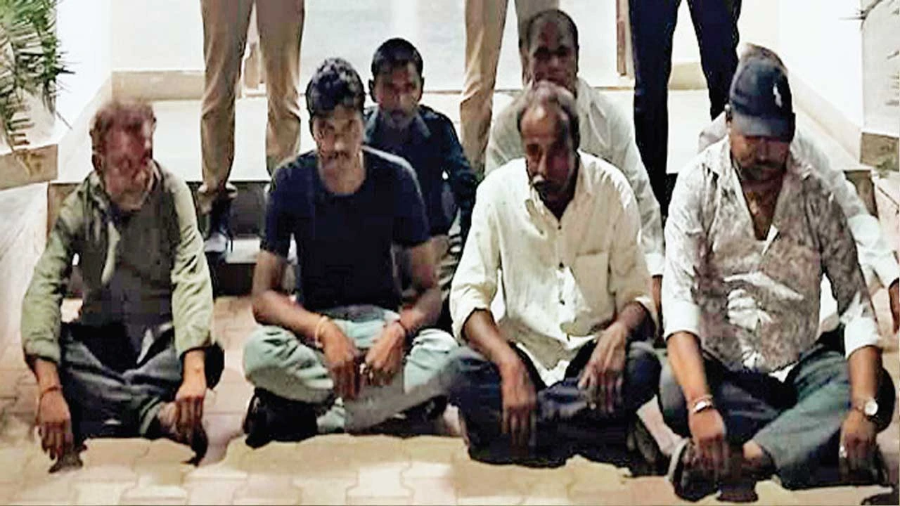 પ્રાંતિજના સાંપડ ગામની સીમમાં ગંજીપાનાનો જુગાર રમતા સાત ઇસમ ઝડપાયા.