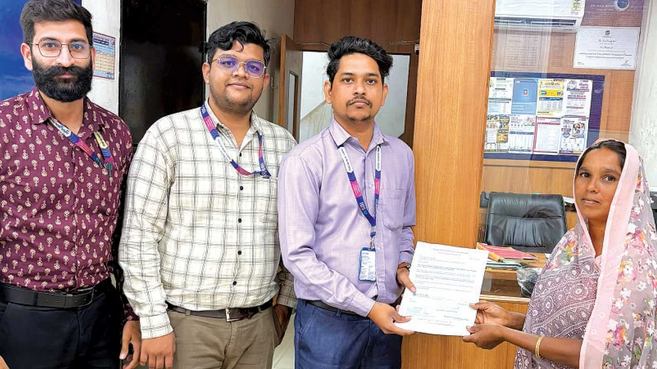 બોડેલી SBI ચલામલી શાખા દ્વારા મૃત ખેડૂતના પરિવારને વીમાની રકમ રૂા. 2 લાખની સહાય.