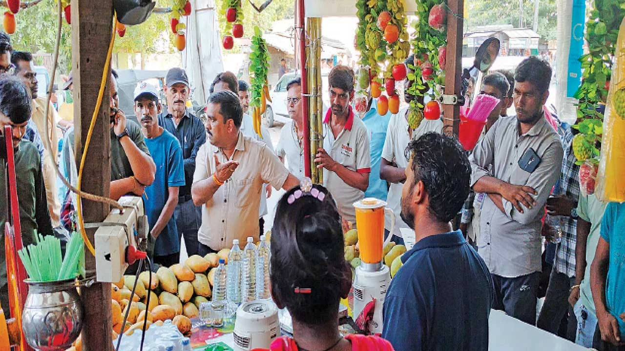 વડોદરાના સંખેડામાં અખાદ્ય કેરીના રસના વેપલા સામે વહીવટી તંત્રની લાલ આંખ.
