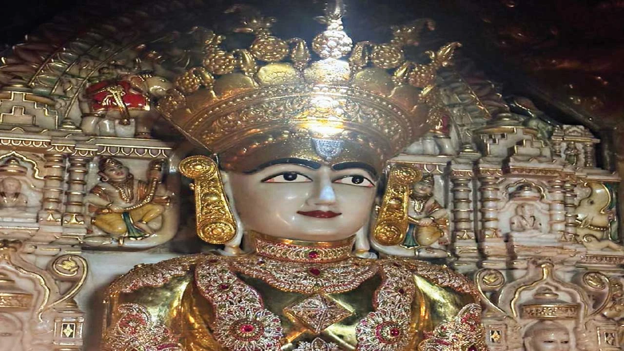 કોબા જિનાલયમાં ભગવાન મહાવીર સ્વામીના લલાટે તેજોમય 'સૂર્યતિલક'નો અદ્ભુત નજારો