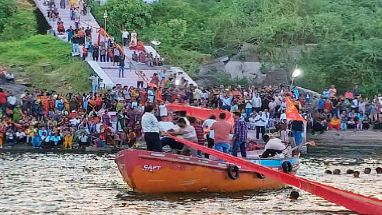 શિનોર ખાતે મા નર્મદાનો 14મો ચૂંદડી મનોરથ અને ગંગા દશહરાનો ભવ્ય પ્રારંભ