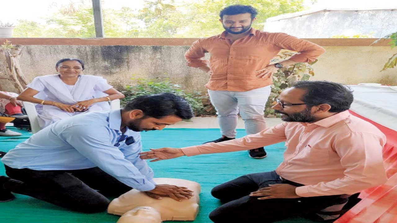 વાઘોડિયાની ધીરજ હોસ્પિટલ દ્વારા વિશ્વ ઇમરજન્સી દિવસ નિમિત્તે CPR ટ્રેનિંગ કાર્યક્રમ યોજાયો.