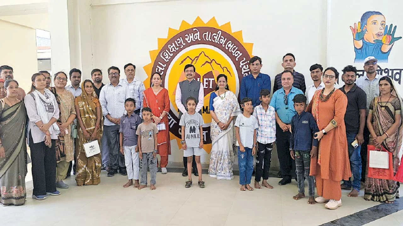 ગોધરામાં શ્રાવણમંદ દિવ્યાંગ વિદ્યાર્થીઓને ડિજિટલ હિયરિંગ એઇડનું વિતરણ કરાયું